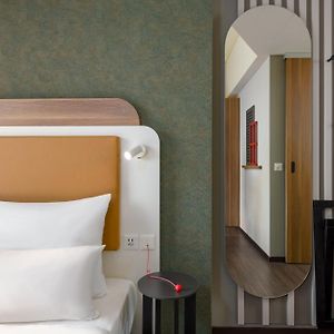 Comfort  Queen Room Mobility accessible